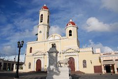 39 Cuba - Cienfuegos - Parque Jose Marti - Catedral de la Purisima Concepcion.JPG